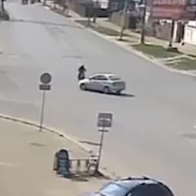 16-летний подросток на мотоцикле перелетел через иномарку (видео)