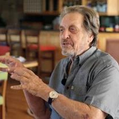 Бил, женился на падчерице. Отец Маска был жесток к своим женам