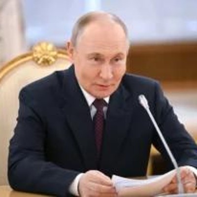 Путин рассказал, как ему предлагали носить очки