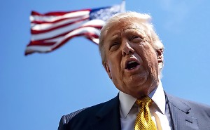 Трамп показал совместное фото с пришельцем — партнерский материал